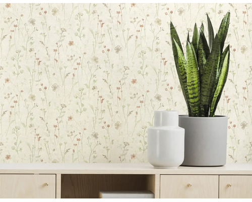 Behang met een verfijnd botanisch patroon in een lichte kamer achter een dressoir met een plant en een vaas.