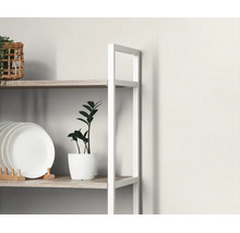 Detailweergave van een moderne stellingkast met wit metalen frame en lichte houten planken, ingericht met borden en een kamerplant.