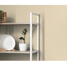 Beige vliesbehang met subtiele structuur achter een wit rek met decoratie.