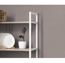 Open stellingkast met wit metalen frame en legplanken in houtlook, gedecoreerd met borden en een plant.