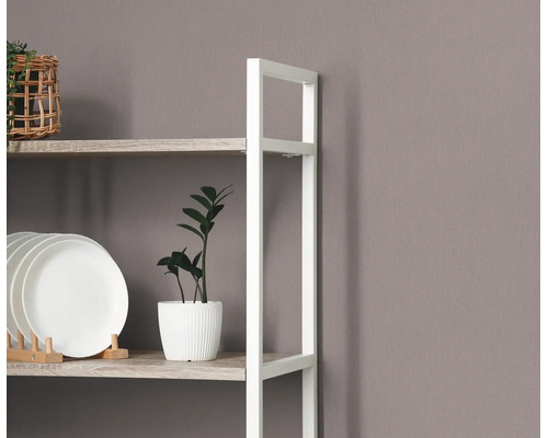Open stellingkast met wit metalen frame en legplanken in houtlook, gedecoreerd met borden en een plant.