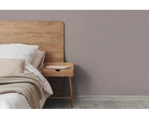 Moderne slaapkamer met houten hoofdbord, bijpassend nachtkastje en een mauve muur.