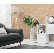 Vliesbehang in steenlook in de woonkamer met bank, vloerlamp, witte kast en kamerplant.