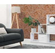 Behang met baksteenmotief in een modern ingerichte woonkamer met bank, vloerlamp en witte open kast.