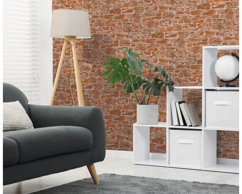 Behang met baksteenmotief in een modern ingerichte woonkamer met bank, vloerlamp en witte open kast.