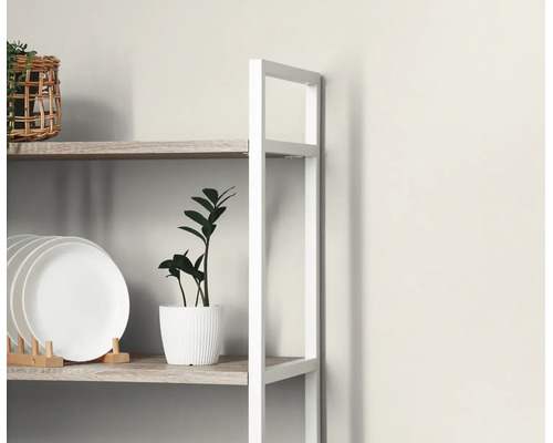 Open stellingkast met wit metalen frame en houten planken, ingericht met borden, een plant in pot en een mand.