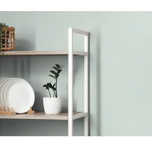 Moderne stellingkast met wit metalen frame en houten planken, voorzien van witte borden en kamerplanten.