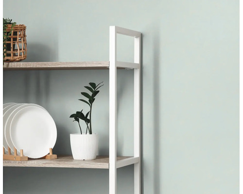 Moderne stellingkast met wit metalen frame en houten planken, voorzien van witte borden en kamerplanten.