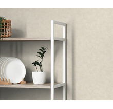 Structuurbehang in lichtbeige achter een wit rek met houten planken, kamerplanten en borden.
