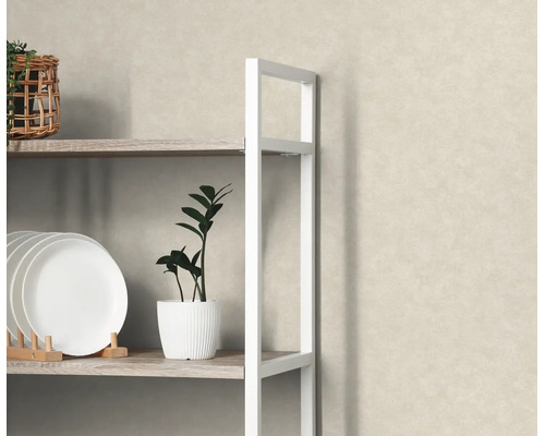 Structuurbehang in lichtbeige achter een wit rek met houten planken, kamerplanten en borden.