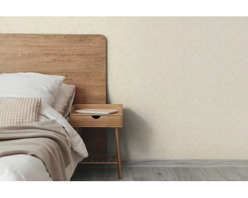 Moderne slaapkamer met houten bed, nachtkastje en licht, getextureerd behang.