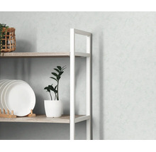 Modern open rek met wit metalen frame en houten planken, gedecoreerd met borden en planten tegen een muur met textuur.