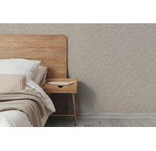 Slaapkamer met structuurbehang, bed met houten hoofdbord en een nachtkastje.