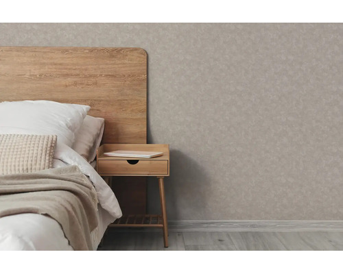 Slaapkamer met structuurbehang, bed met houten hoofdbord en een nachtkastje.