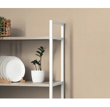 Detail van een stellingkast met wit metalen frame en lichte houten planken, voorzien van borden in een houten houder en een kleine plant.