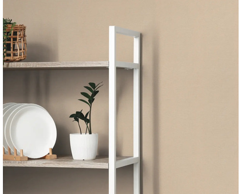 Detail van een stellingkast met wit metalen frame en lichte houten planken, voorzien van borden in een houten houder en een kleine plant.