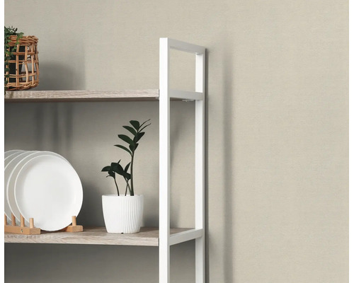 Moderne stellingkast met wit metalen frame en planken in houtlook, gedecoreerd met borden, een kamerplant en een gevlochten mand.