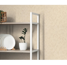 Gestructureerd behang in beige met stuc-look achter een wit rek met houten planken.