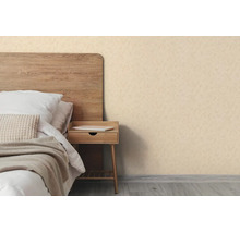 Gestructureerd vliesbehang in een lichte, modern ingerichte slaapkamer met houten bed en nachtkastje.