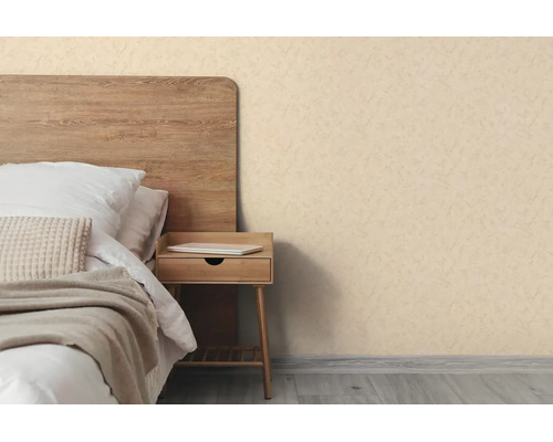 Gestructureerd vliesbehang in een lichte, modern ingerichte slaapkamer met houten bed en nachtkastje.