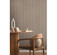 Moderne kamer met gestreept behang in lamellenlook, ronde houten tafel en houten stoel met kussen in een lichte, georganiseerde woonruimte.