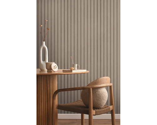 Moderne kamer met gestreept behang in lamellenlook, ronde houten tafel en houten stoel met kussen in een lichte, georganiseerde woonruimte.