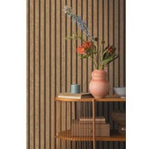 Vliesbehang met houtlattenlook en verticale strepen in een kamer met houten dressoir, bloemenvaas en boeken.