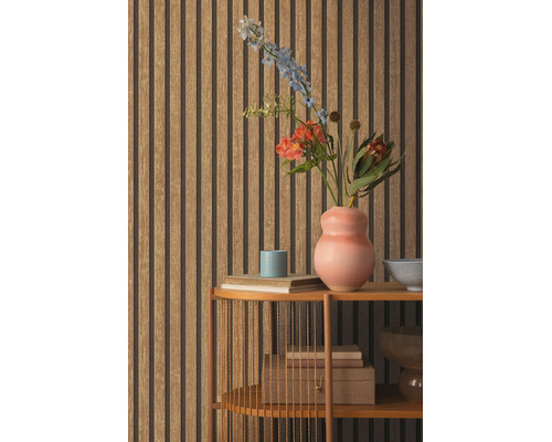 Vliesbehang met houtlattenlook en verticale strepen in een kamer met houten dressoir, bloemenvaas en boeken.