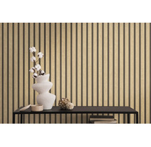Vliesbehang met houten lattenlook op een wand achter een zwarte sidetable met een witte vaas met textuur en katoentakken.
