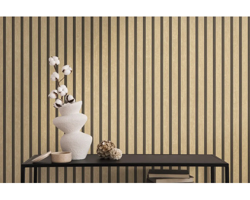 Vliesbehang met houten lattenlook op een wand achter een zwarte sidetable met een witte vaas met textuur en katoentakken.