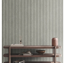 Vliesbehang met verticaal houten lattenpatroon achter een houten kast in een modern ingerichte kamer.