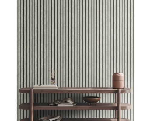 Vliesbehang met verticaal houten lattenpatroon achter een houten kast in een modern ingerichte kamer.