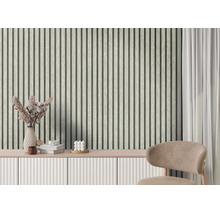 Modern kamerontwerp met behang in verticale houten latjesoptiek, een wit dressoir met decoratie en een fauteuil.