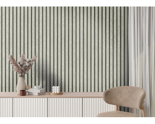 Modern kamerontwerp met behang in verticale houten latjesoptiek, een wit dressoir met decoratie en een fauteuil.
