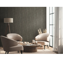 Vliesbehang in houtlook met verticale lamellen in een modern ingerichte woonkamer met fauteuils en salontafel.