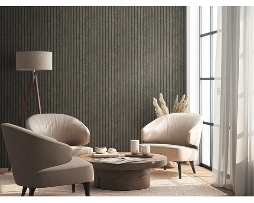 Vliesbehang in houtlook met verticale lamellen in een modern ingerichte woonkamer met fauteuils en salontafel.