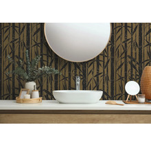 Moderne badkamer met behang met bamboepatroon, witte opzetwastafel op een houten meubel en een grote ronde spiegel.