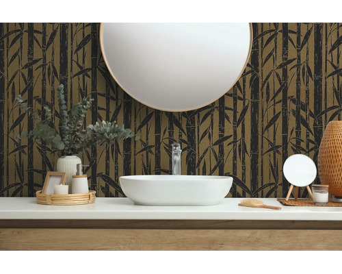 Moderne badkamer met behang met bamboepatroon, witte opzetwastafel op een houten meubel en een grote ronde spiegel.