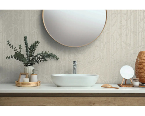 Licht ingerichte badkamer met behang met bamboepatroon, ovale opzetwastafel en ronde spiegel.