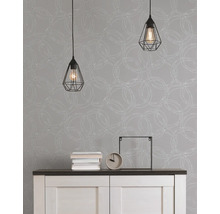 Vliesbehang met grafisch cirkelpatroon achter een dressoir met twee hanglampen in industrieel design.