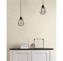 Licht vliesbehang met geometrisch cirkelpatroon in een modern ingerichte kamer met dressoir en twee zwarte hanglampen.