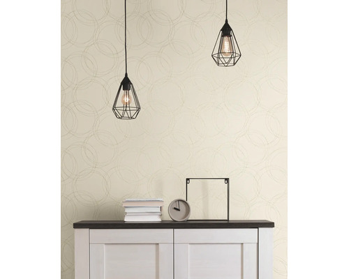 Licht vliesbehang met geometrisch cirkelpatroon in een modern ingerichte kamer met dressoir en twee zwarte hanglampen.