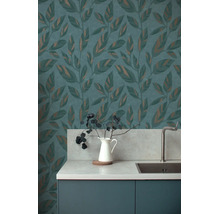 Vliesbehang met bladmotief en metallic accenten in een moderne keuken met gootsteen en aanrechtblad in steenlook.