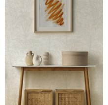 Lichtbeige vliesbehang met subtiel boompatroon achter een houten consoletafel met decoratieve vazen en gevlochten manden.