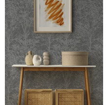 Vliesbehang met grijs takkenpatroon en boslook achter een houten sidetable met decoratieve vazen en een opbergdoos.