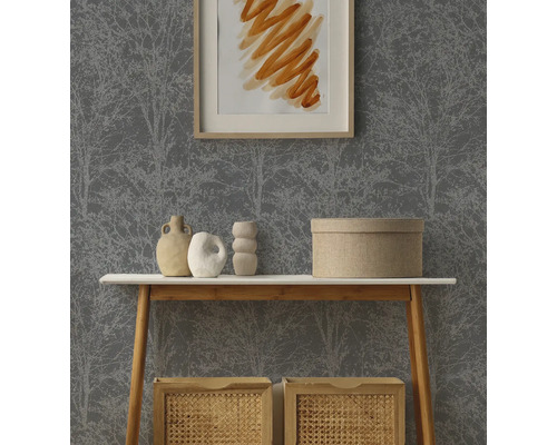 Vliesbehang met grijs takkenpatroon en boslook achter een houten sidetable met decoratieve vazen en een opbergdoos.