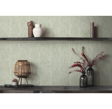 Vliesbehang met takkenpatroon gecombineerd met een donkere houten plank en decoratie in natuurlijke stijl.