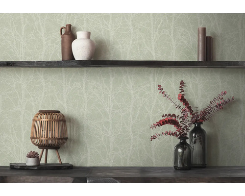 Vliesbehang met takkenpatroon gecombineerd met een donkere houten plank en decoratie in natuurlijke stijl.