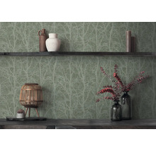 Vliesbehang met bosmotief en takkenpatroon in een interieur met houten elementen, vazen en decoratieve natuurlijke materialen.