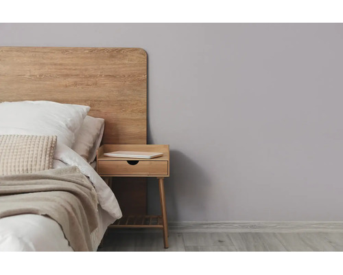Moderne slaapkamer met een bed met houten hoofdbord, een bijpassend nachtkastje en een lichtgrijze muur.